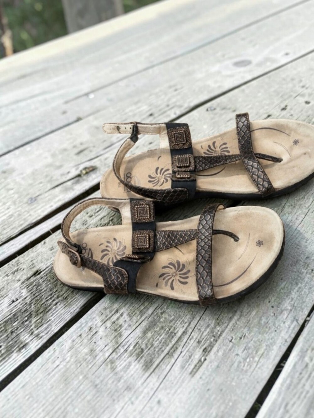 Abeo textured metallic neutral leather t strap thong Comfy sandals Cork bed Sz 9